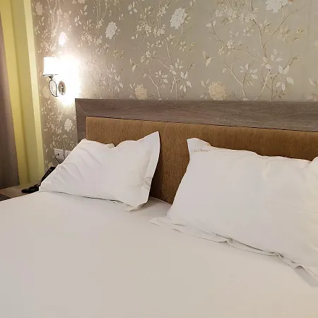Crystal Hotel *